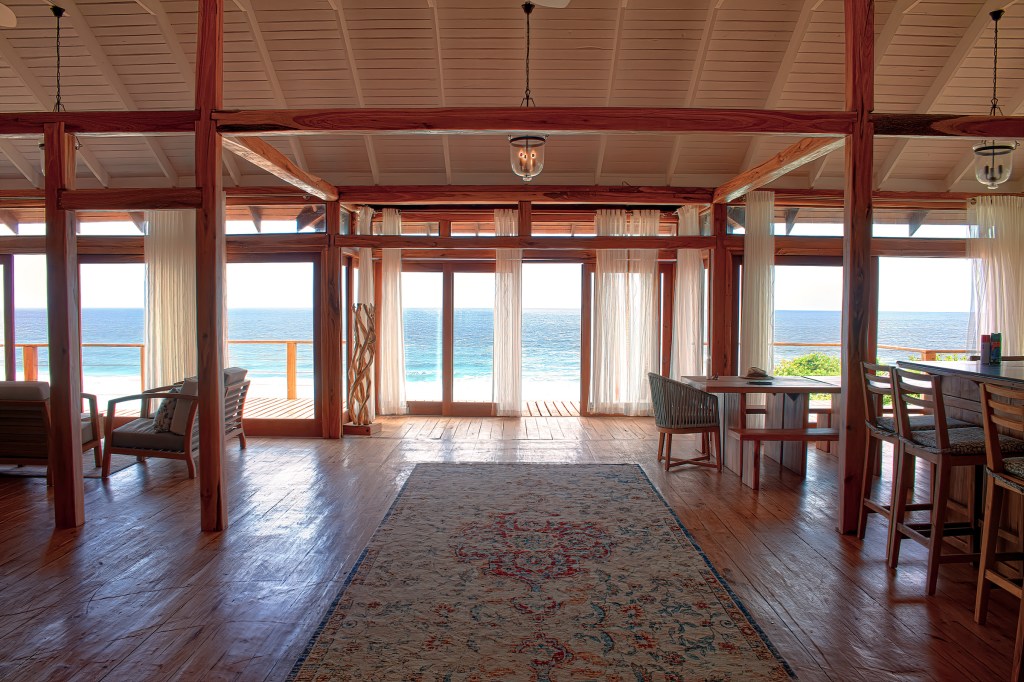 living area of aloha no 5